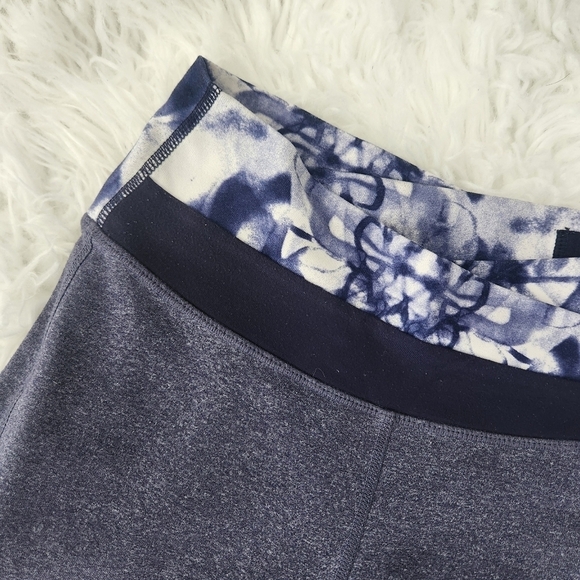 Lululemon Crop Leggings. Size 4. Good preowned condition. - Picture 2 of 7